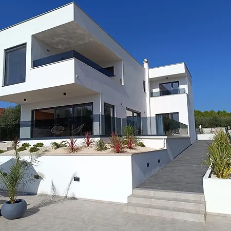 Pergosa Near Medulin For 8 Persons With 38 M2 Pool, Sea View - Only 200 Meters From Помер
