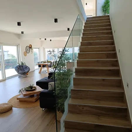 Villa Pergosa Near Medulin For 8 Persons With 38 M2 Pool, Sea View - Only 200 Meters From