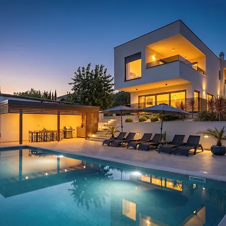 فيلة Pergosa Near Medulin For 8 Persons With 38 M2 Pool, Sea View - Only 200 Meters From