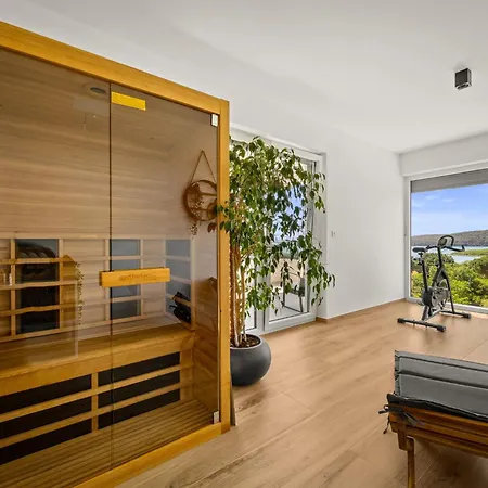 Pergosa Near Medulin For 8 Persons With 38 M2 Pool, Sea View - Only 200 Meters From فيلة بومير