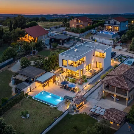 Pergosa Near Medulin For 8 Persons With 38 M2 Pool, Sea View - Only 200 Meters From بومير