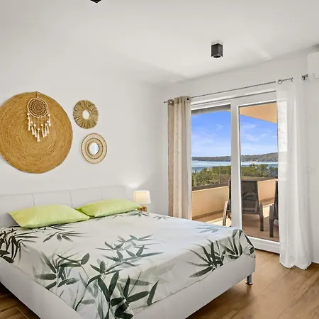 Pergosa Near Medulin For 8 Persons With 38 M2 Pool, Sea View - Only 200 Meters From فيلة *