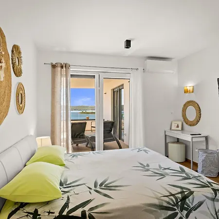 Pergosa Near Medulin For 8 Persons With 38 M2 Pool, Sea View - Only 200 Meters From *