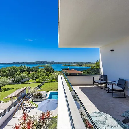Pergosa Near Medulin For 8 Persons With 38 M2 Pool, Sea View - Only 200 Meters From Pomer