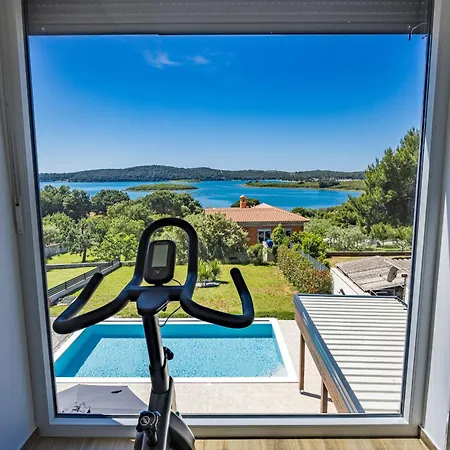 Pergosa Near Medulin For 8 Persons With 38 M2 Pool, Sea View - Only 200 Meters From * بومير