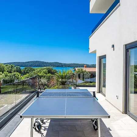 Villa Pergosa Near Medulin For 8 Persons With 38 M2 Pool, Sea View - Only 200 Meters From