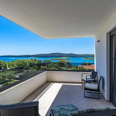 Pergosa Near Medulin For 8 Persons With 38 M2 Pool, Sea View - Only 200 Meters From فيلة بومير