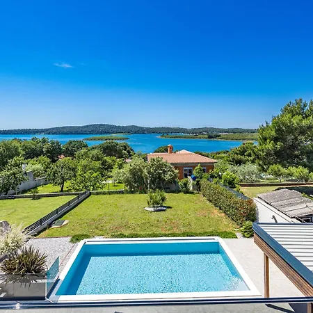 Pergosa Near Medulin For 8 Persons With 38 M2 Pool, Sea View - Only 200 Meters From بومير