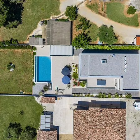 Pergosa Near Medulin For 8 Persons With 38 M2 Pool, Sea View - Only 200 Meters From * بومير