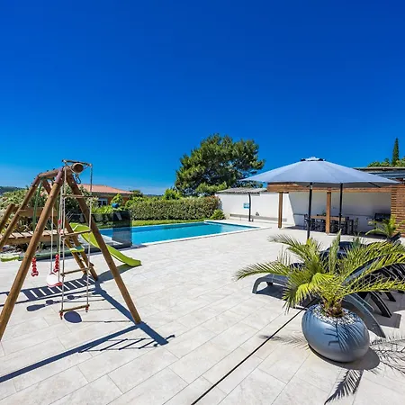 Pergosa Near Medulin For 8 Persons With 38 M2 Pool, Sea View - Only 200 Meters From * بومير