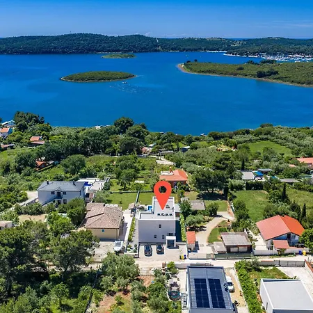 Pergosa Near Medulin For 8 Persons With 38 M2 Pool, Sea View - Only 200 Meters From *