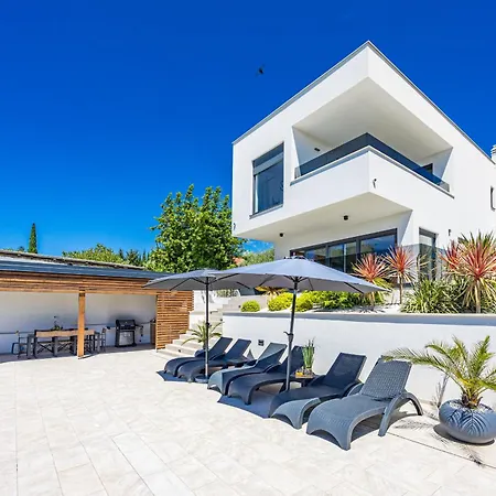 Pergosa Near Medulin For 8 Persons With 38 M2 Pool, Sea View - Only 200 Meters From
