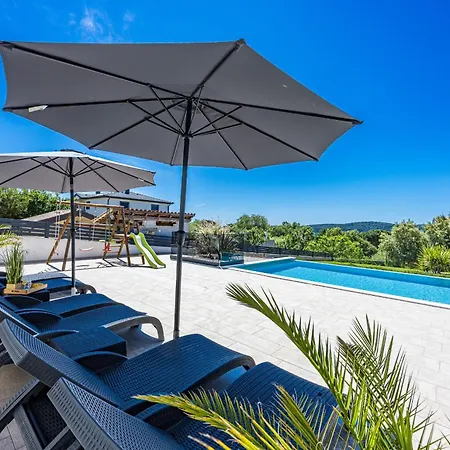 Villa Pergosa Near Medulin For 8 Persons With 38 M2 Pool, Sea View - Only 200 Meters From
