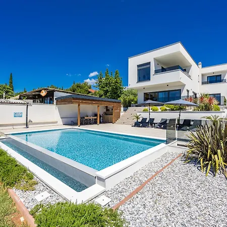 Villa Pergosa Near Medulin For 8 Persons With 38 M2 Pool, Sea View - Only 200 Meters From Pomer