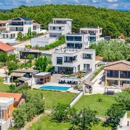 Pergosa Near Medulin For 8 Persons With 38 M2 Pool, Sea View - Only 200 Meters From فيلة *