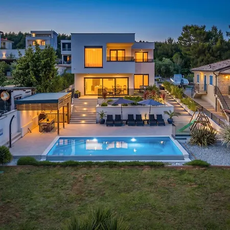 Pergosa Near Medulin For 8 Persons With 38 M2 Pool, Sea View - Only 200 Meters From Pomer